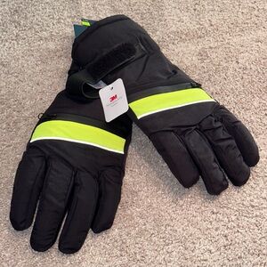 NWT Tek Gear Men’s Reflective Water Resistant Touch Screen Compatible Gloves.